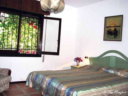 Schlafzimmer mit Doppelbett (2m x 1,60m)